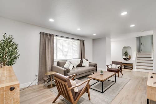 Maison (4 Bedrooms) | Aire de séjour | Téléviseur à écran plat de 43 po avec télévision par câble
