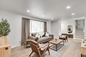 Maison (4 Bedrooms) | Coin séjour | Télévision à écran plat de 43 pouces avec chaînes par câble, baby-foot