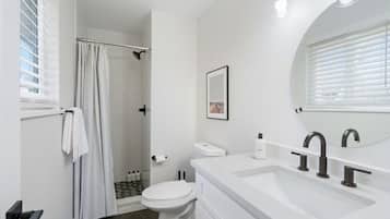 Maison (4 Bedrooms) | Salle de bain | Douche, séchoir à cheveux, serviettes fournies, savon