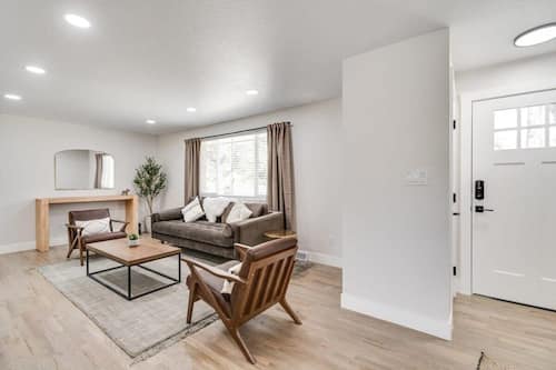 Maison (4 Bedrooms) | Salle de séjour | Téléviseur à écran plat de 43 po avec télévision par câble