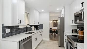 Maison (4 Bedrooms) | Cuisine privée | Micro-ondes, four, machine à expresso, cafetiÚre/bouilloire