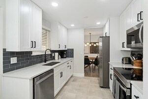 Casa (4 Bedrooms) | Cocina privada | Microondas, horno, máquina de café espresso y cafetera o tetera