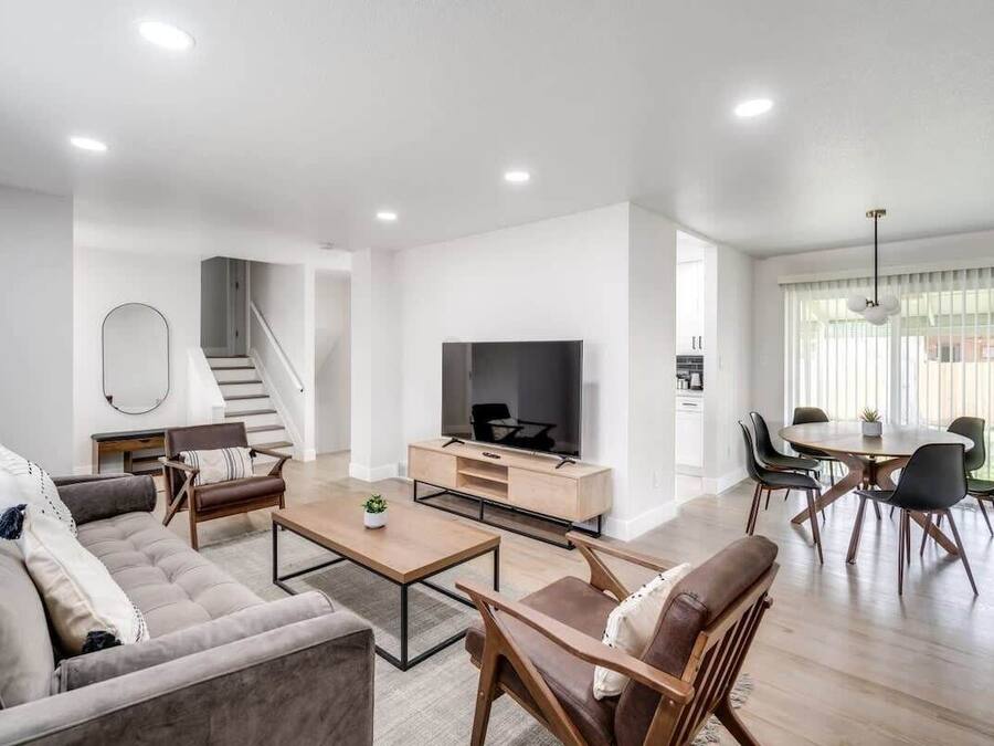 House (4 Bedrooms) | Living room