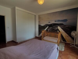 4 bedrooms, iron/ironing board, internet, bed sheets