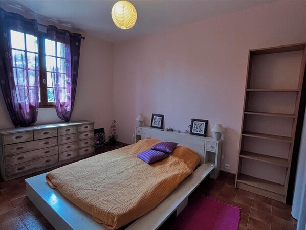 4 bedrooms, iron/ironing board, internet, bed sheets