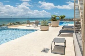 Alberca al aire libre y alberca climatizada