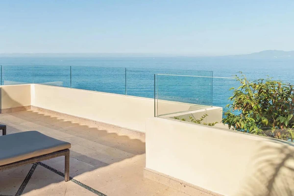 Suite de lujo, balcón, vista al océano | Terraza o patio