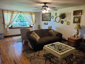 Smart TV, video games, DVD player, books - Always Stay Humble & Kind Farm / Fall Creek Falls (Pikeville)