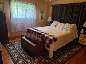2 bedrooms, in-room safe, desk, iron/ironing board - Always Stay Humble & Kind Farm / Fall Creek Falls (Pikeville)
