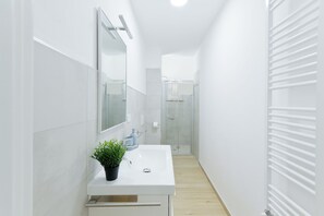 Bruser, hårtørrer, bidet, håndklæder