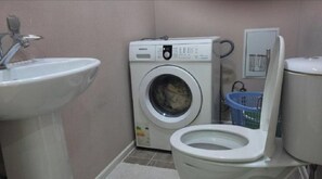 Secadora de cabello, toallas, jabón, papel de baño 