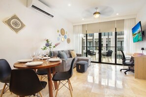 Smart TV - Stylish 2Bd Condo, Rooftop Oasis in Playa del Carmen (Playa Del Carmen)