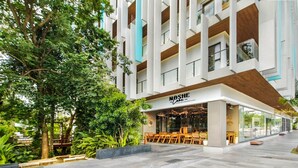 A modern building with a restaurant named "MOSHE" on the ground floor. - Stylish 2Bd Condo, Rooftop Oasis in Playa del Carmen (Playa Del Carmen)
