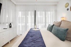 2 bedrooms, desk, iron/ironing board, free WiFi - Stylish 2Bd Condo, Rooftop Oasis in Playa del Carmen (Playa Del Carmen)