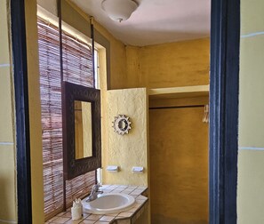 Douche, serviettes fournies, savon