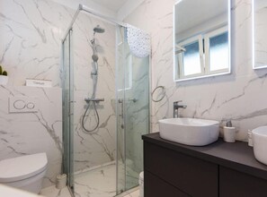 Shower, hair dryer, towels - Cultural Haven Central Two Bedroom Apartment (Zadar)