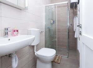 Ducha, secador de pelo, toallas