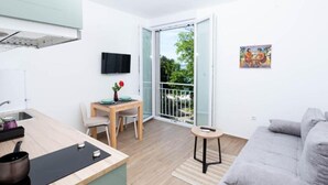 Un appartement moderne comprenant une cuisine, un coin repas et un salon.