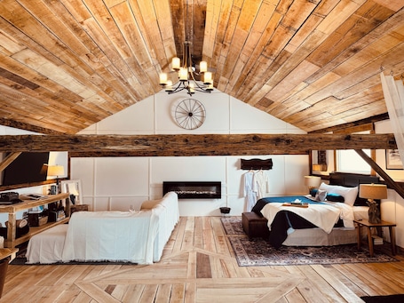 1 bedroom, WiFi, bed sheets. Luxury Hayloft retreat close to Turkey Point and Port Dover