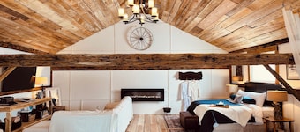 Luxury Hayloft retreat close to Turkey Point and Port Dover