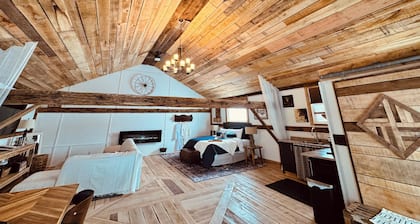 Luxury Hayloft retreat close to Turkey Point and Port Dover