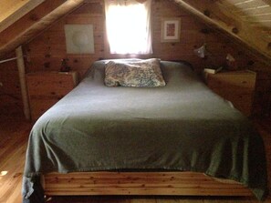 2 bedrooms, bed sheets - The Hermitage: An unplugged getaway in the woods on gorgeous Madeline Island. (La Pointe)