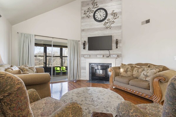 Living area - The Cozy Retreat Stay for 10! (Branson)