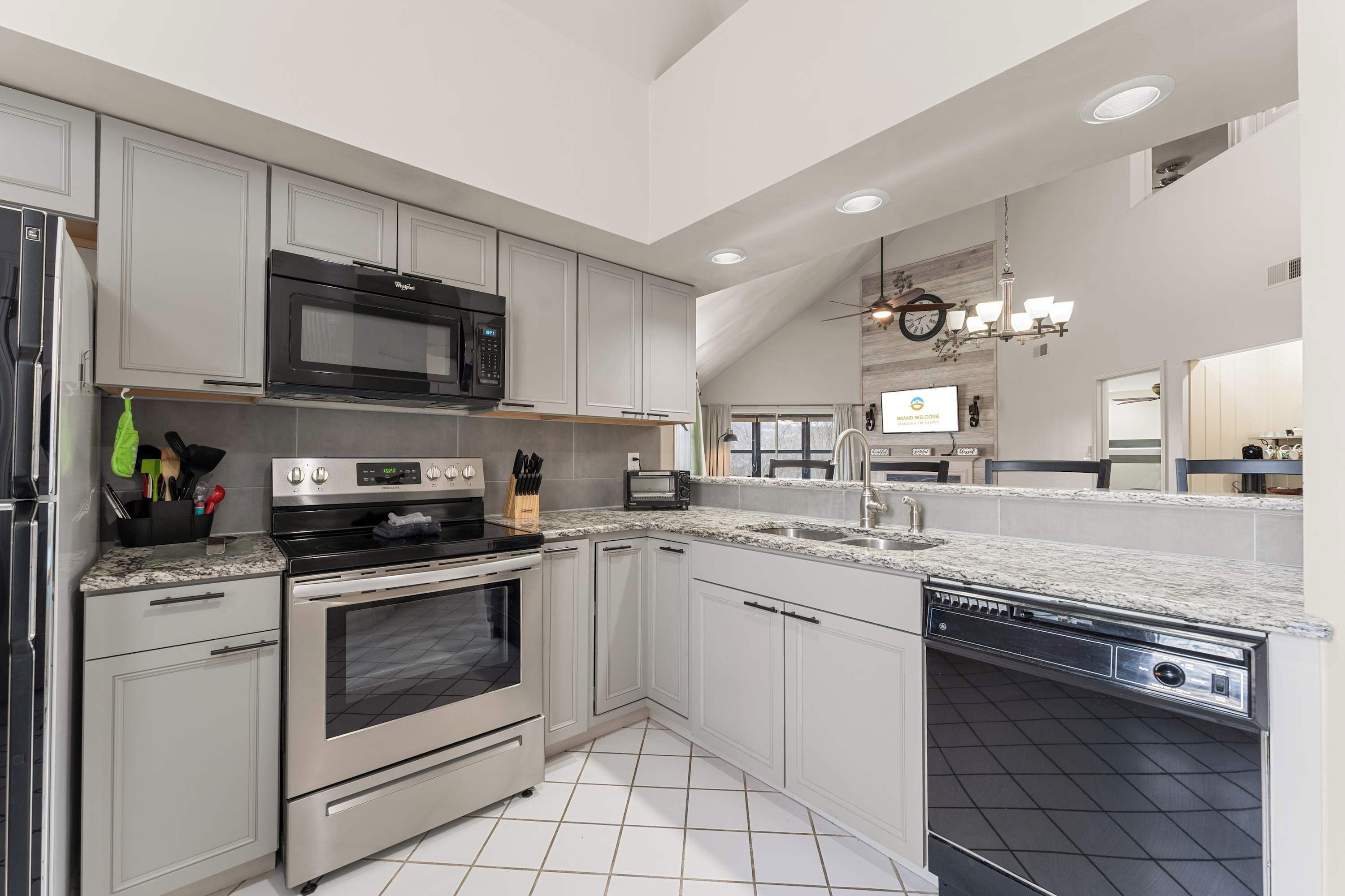 Condo, varias camas, patio, vista al campo de golf (The Cozy Retreat) | Cocina privada | Refrigerador, microondas, horno y parrilla de estufa 