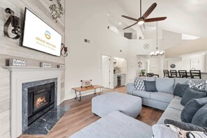 Appartement, Meerdere bedden, terras, uitzicht op golfbaan (The Cozy Retreat) | Woonruimte | Een 42-inch flatscreentelevisie met digitale zenders en een open haard