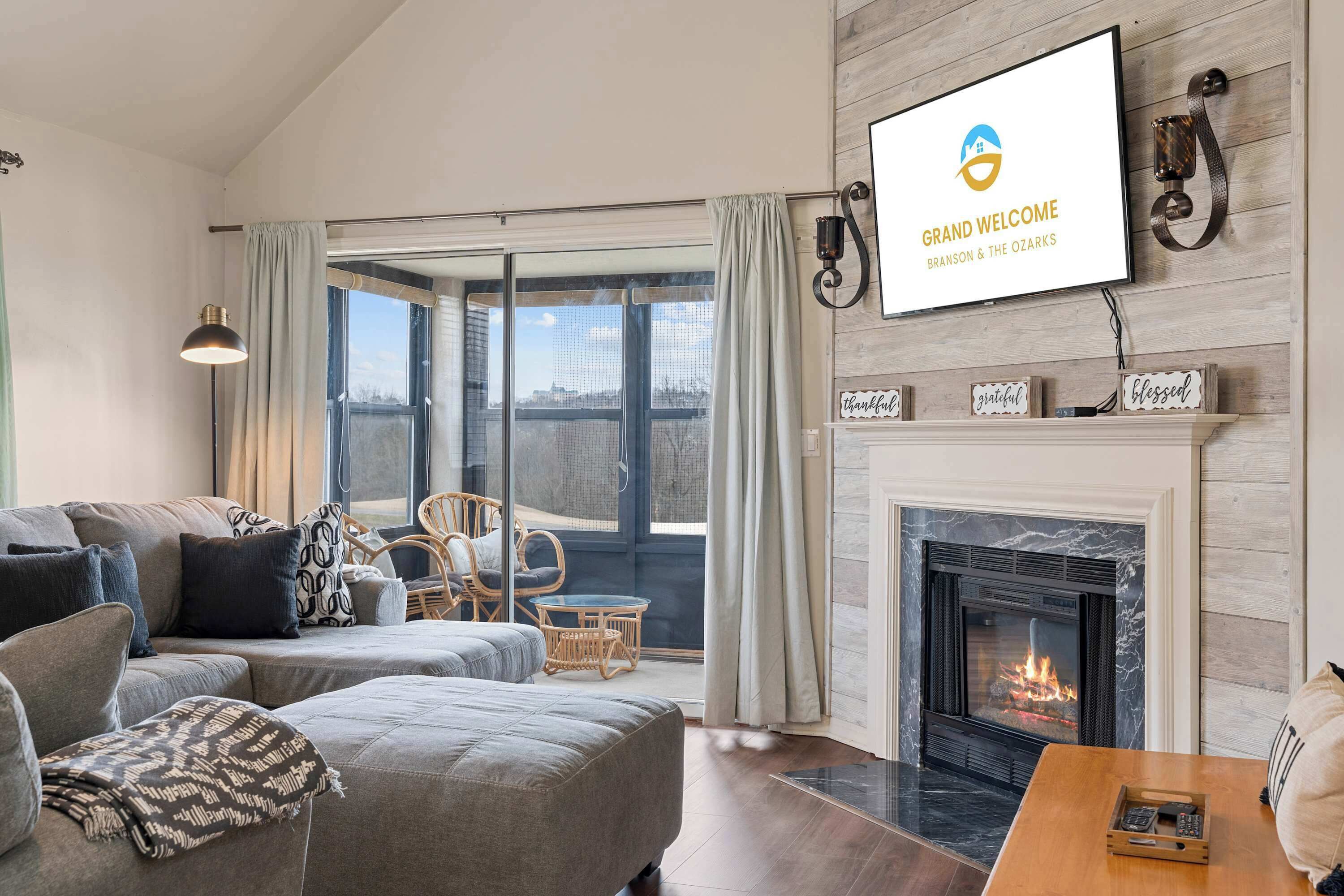 Condo, varias camas, patio, vista al campo de golf (The Cozy Retreat) | Área de sala de estar | Televisión de pantalla plana de 42 pulgadas con canales digitales 