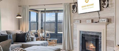 公寓式客房, 多张床, 露台, 高尔夫景观 (The Cozy Retreat) | 起居区 | 42-英寸纯平电视 (配备数码频道)、壁炉