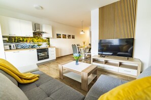 TV - Two Bedroom Apartment Ravnica with Balcony (Moravske-Toplice)