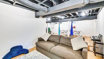 TV, mesa de pingue-pongue, livros