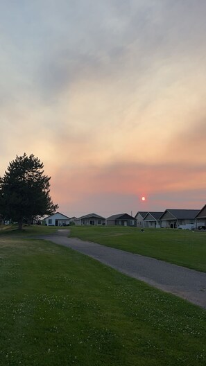 Property grounds - 3-bedroom house in charming Moses Lake with AC, fitness room, WiFi (Moses Lake)