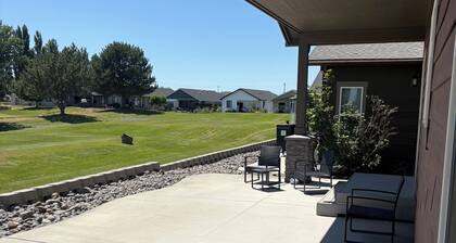 3-bedroom house in charming Moses Lake with AC, fitness room, WiFi