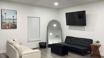 Una Smart TV, una mesa de tenis de mesa, una videoteca