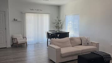 Smart-TV, Tischtennisplatte, Videothek