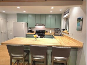 Geladeira, micro-ondas, fogão, cooktop