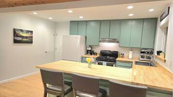 Wasserkocher mit Kaffee-/Teezubehör, Kühlschrank, Mikrowelle, Ofen