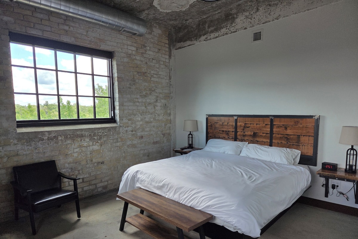 Memory foam beds, in-room safe, WiFi (free), individually furnished