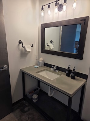 Habitación doble clásica | Baño | Regadera, secadora de cabello, toallas, jabón 