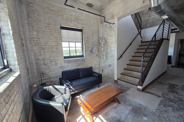 Suite Deluxe, vue fleuve | Coin séjour | TV connectée de 44 pouces avec chaßnes par satellite