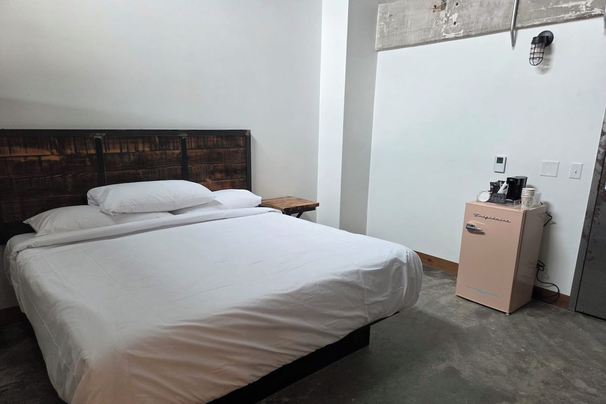 Single Room | Memory foam beds, in-room safe, WiFi (free), individually furnished