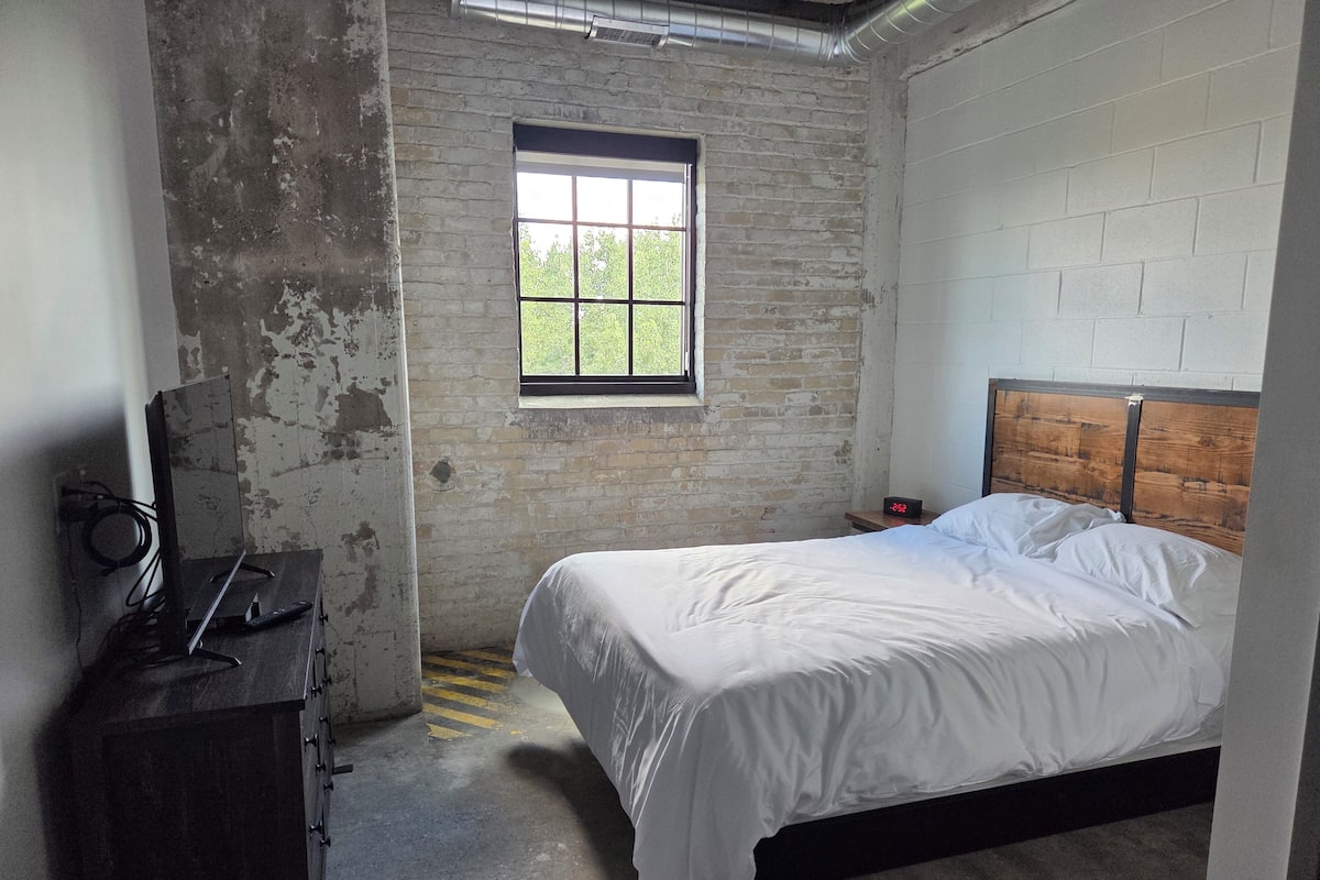 Memory foam beds, in-room safe, WiFi (free), individually furnished