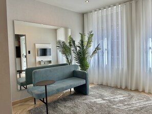 Apartment | Living room - Compact & Cozy Retreat in Porto's Heart (Porto)