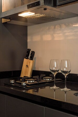 Micro-ondas, cafeteira/chaleira, talheres/pratos/utensílios de cozinha