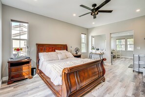 Desk, iron/ironing board, WiFi, bed sheets - Pool & Hot Tub Access: Extended Stay in Brentwood! (Brentwood)