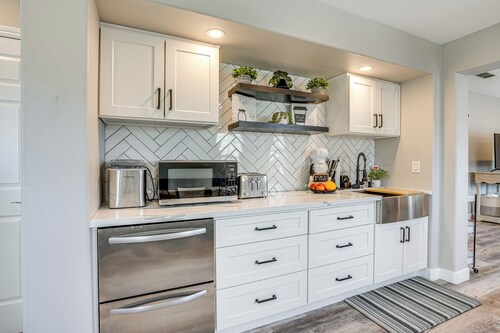 Pool & Hot Tub Access: Extended Stay in Brentwood!