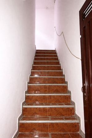 Una escalera con barandilla que lleva a una puerta con cerradura.