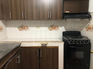 雪櫃、爐具、廚房用具/餐具/器皿、餐桌